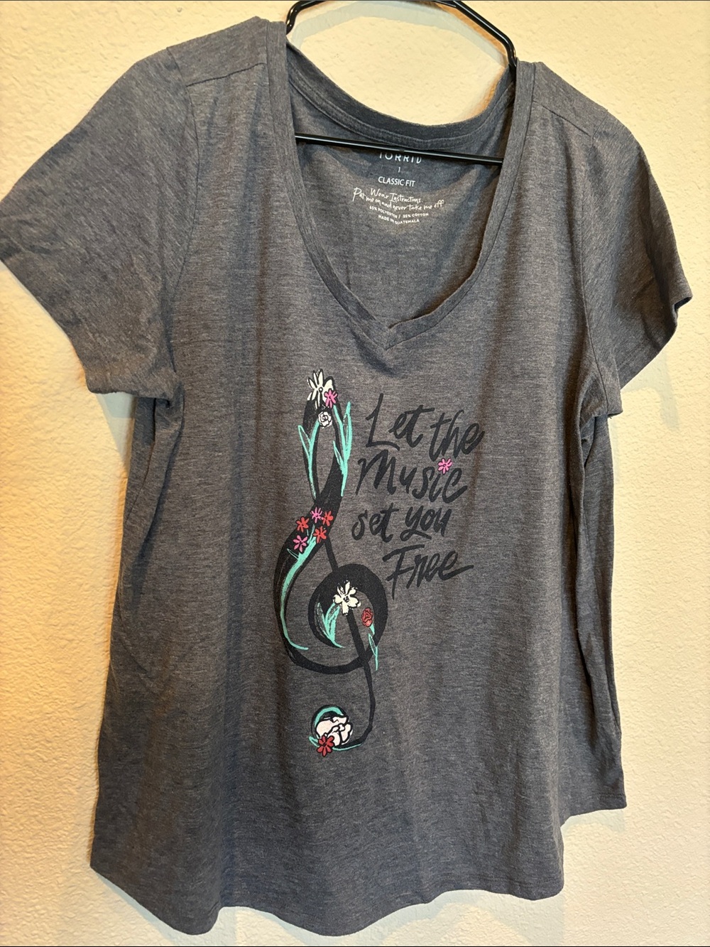 NWOT Torrid 1X Graphic V-Neck Tee - "Let the Music Set You Free" - Gray